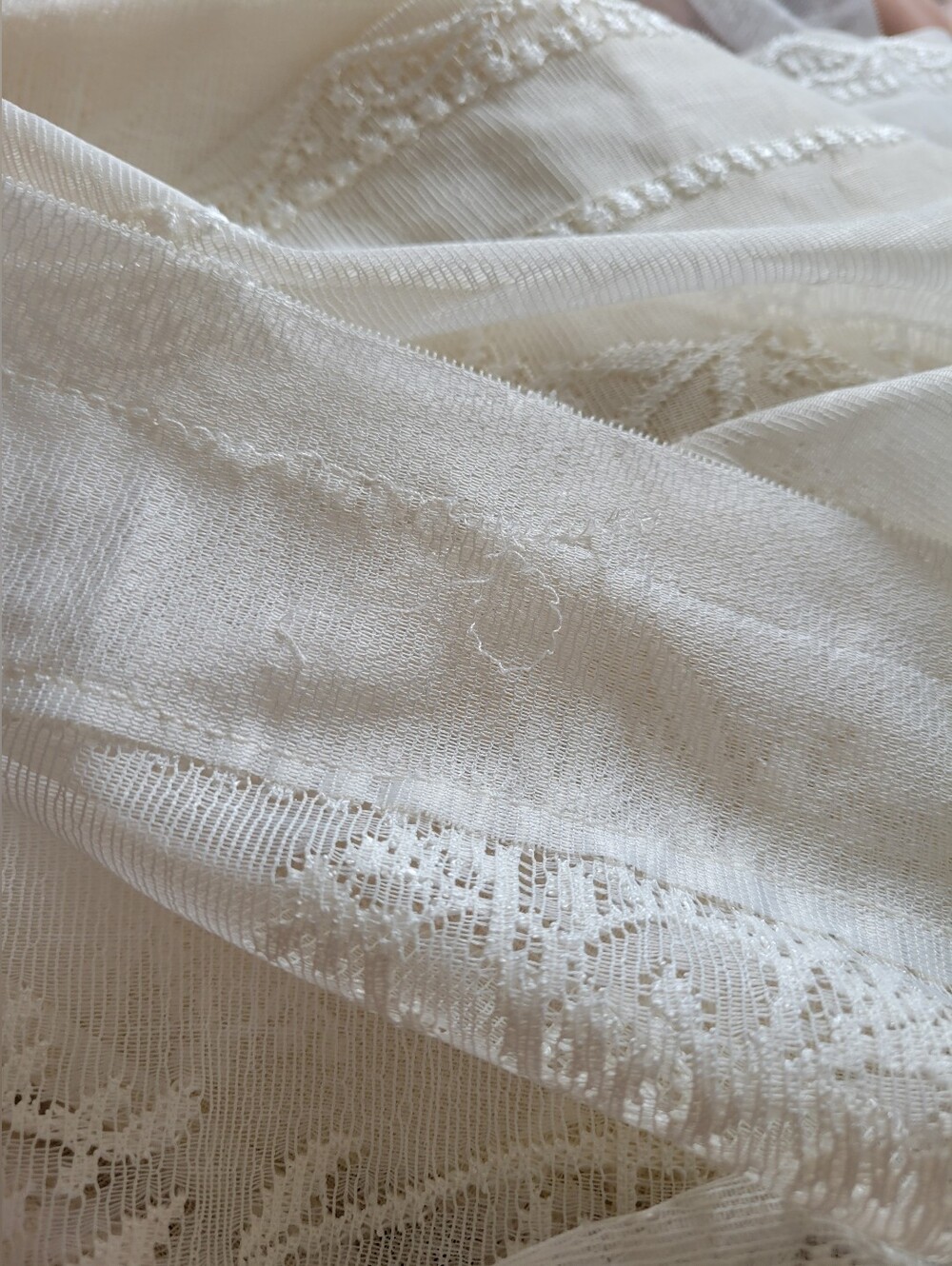 Set of six Lace Valance Curtains - Picture 6 of 7